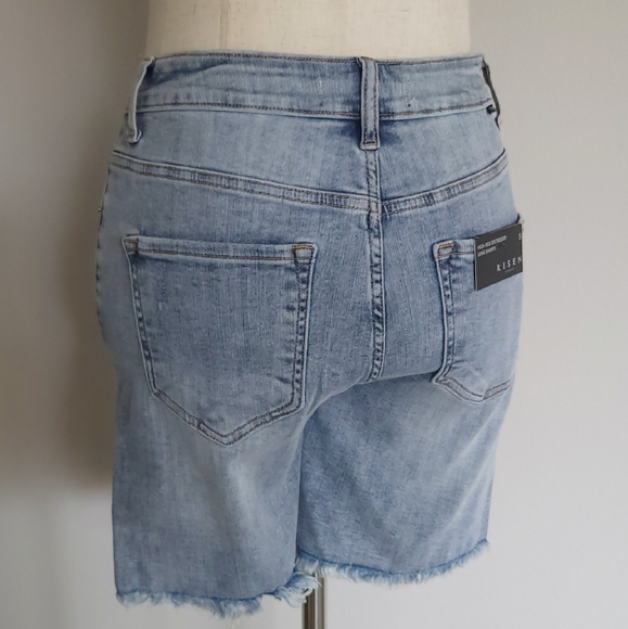 HIGH RISE MID THIGH LIGHT WASH RISEN SHORTS - Picture 5 of 7